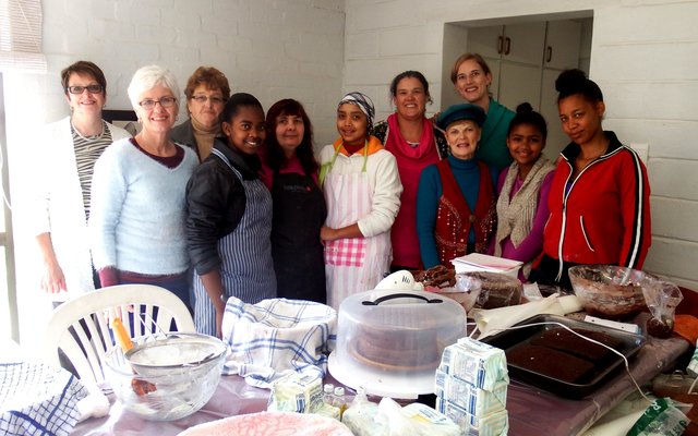 Die vrolike groep dames tydens â€˜n koekversieringskursus wat met die neem van die foto nog ietwat bekommerd oor hul vermoeÃ«ns was, maar vinnig gewys het waartoe hulle in staat is, met die aanbieder, Tess du Toit 5de van regs